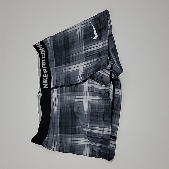 Women Nike Shorts - Picture 4 of 7